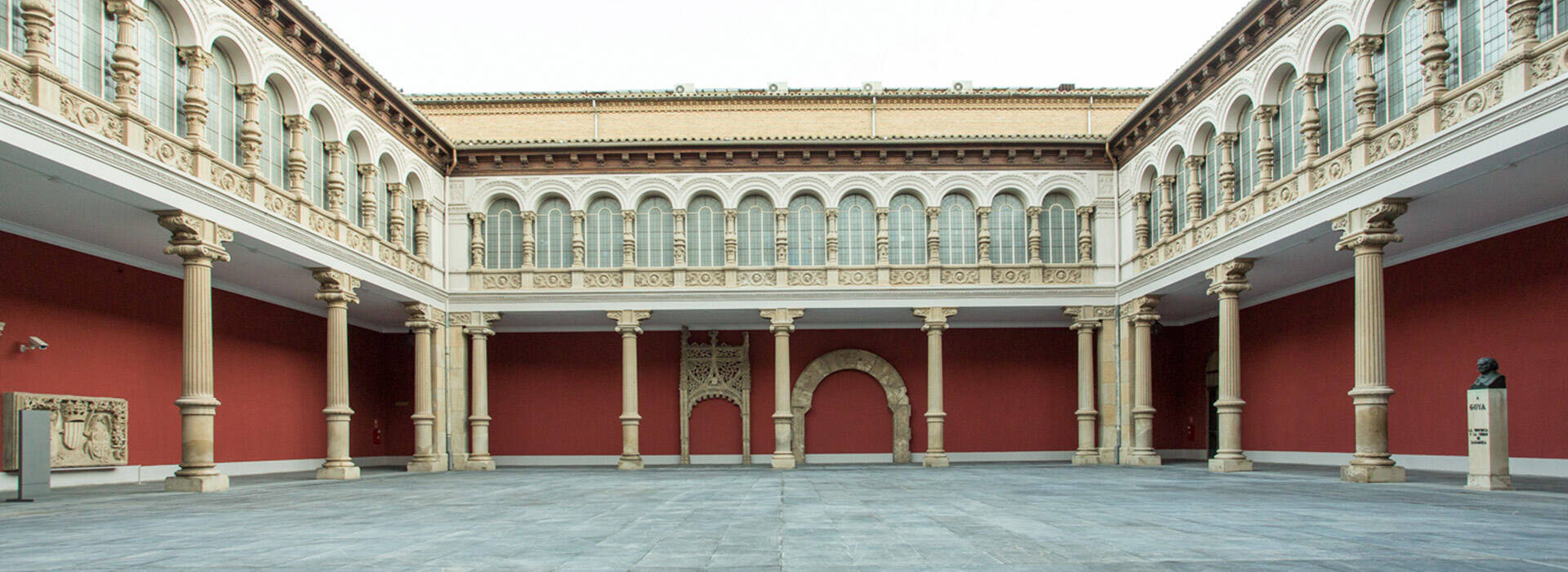 Patio del Museo de Zaragoza de día